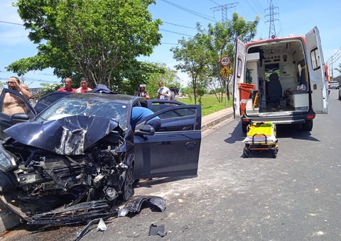 Homens ficam presos às ferragens após carro desgovernado atingir poste em Manaus