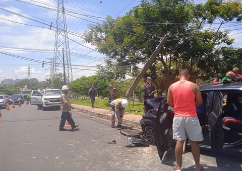 Trecho de avenida é interditado após poste desabar durante acidente em Manaus