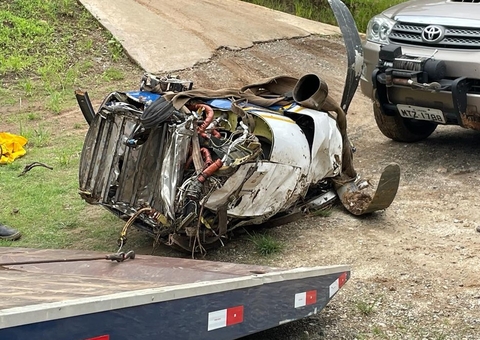 Equipes resgatam um dos motores de avião de acidente com Marília Mendonça