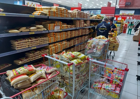 Mais de meia tonelada de alimentos vencidos é apreendida em mercado de Manaus