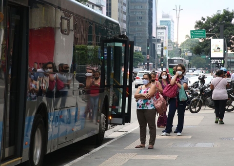 País registra maior queda na média móvel de óbitos por covid-19
