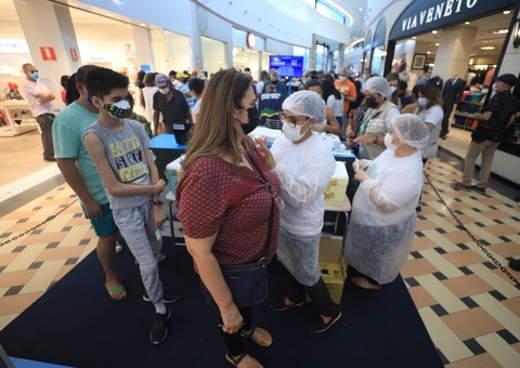 Aplicação de vacina contra covid é retomada nesta quinta em shoppings de Manaus