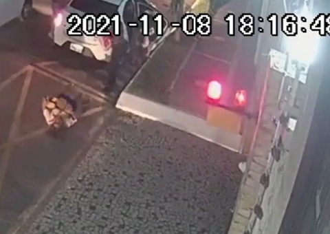 Vídeo mostra motorista de aplicativo agredindo mulher e idosa na frente de criança