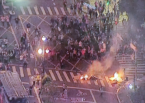 Contra a reforma da previdência, manifestantes tentam invadir Câmara de SP