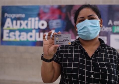 Auxílio Estadual distribui mais de 7,5 mil cartões no 1º dia de entrega em Manaus