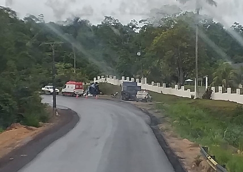 Caminhão tomba na rodovia AM-010 no Amazonas