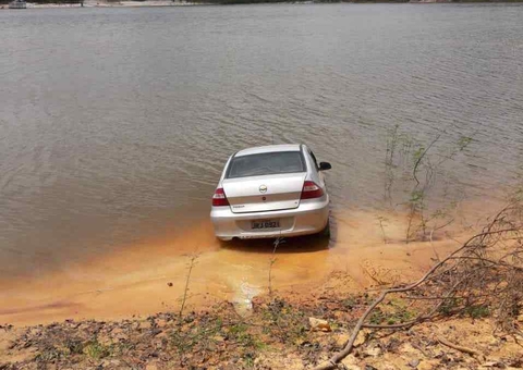 Dupla rouba clientes de banco e foge em carro de gerente no Amazonas