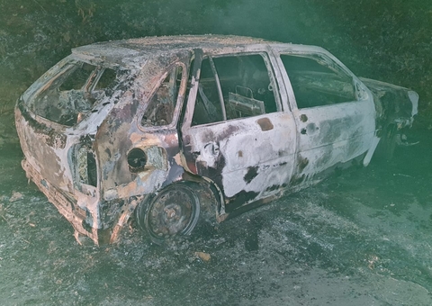 Carro é destruído pelo fogo após motorista perder o controle em Manaus
