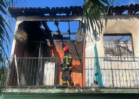 Incêndio destrói casa e desespera moradores em Manaus