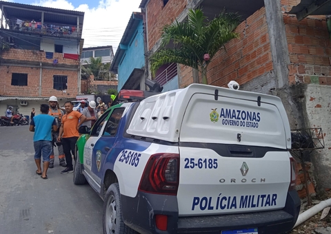 Homem morre eletrocutado e fica pendurado em poste em Manaus 