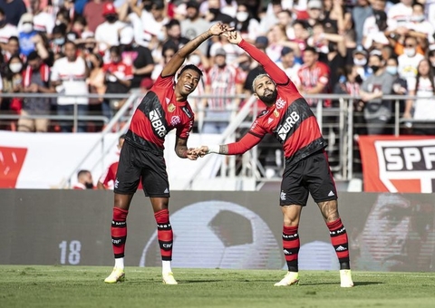 Flamengo passeia no Morumbi e goleia São Paulo por 4 a 0 no Brasileiro