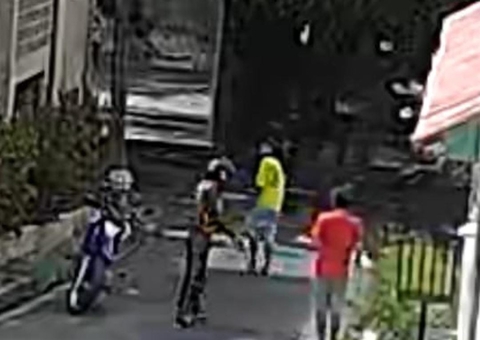 Vídeo: Criminoso disfarçado de mototaxista rouba pedestres em Manaus