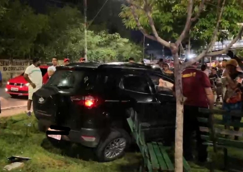 Carro capota em grave acidente e atinge ponto de mototaxistas em Manaus