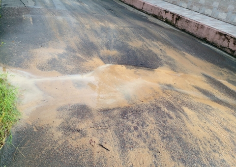 Cano estoura e deixa vazamento de água há dias em Manaus; vídeo