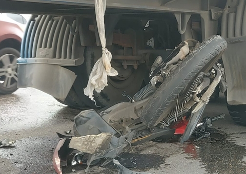 Acidente entre motocicletas e caminhão deixa duas pessoas feridas em Manaus