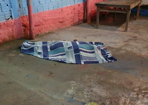 Homem é morto e mulher fica agonizando durante tiroteio em bar de Manaus