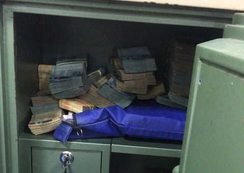 Joias, dinheiro são apreendidos em loja de carros alvo da operação da PF em Manaus