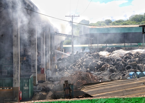 Depósito de empresa de reciclagem fica destruído após incêndio em Manaus