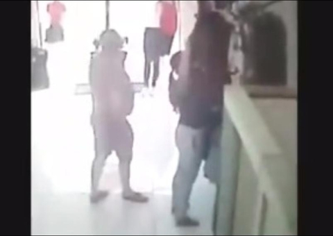 Homem se passa por cliente e tenta estuprar dona de loja em provador; vídeo