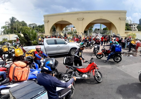 Motoboys protestam em frente a condomínio onde entregador foi agredido em Manaus