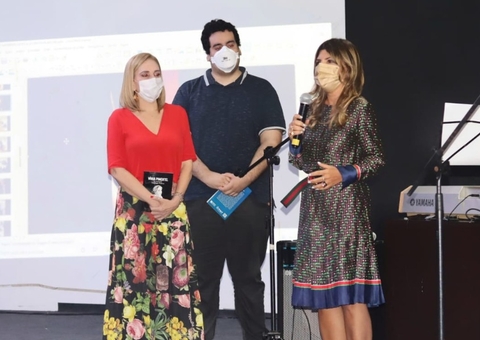 Universidade e ex-alunos prestam homenagem à professora Vânia Pimentel