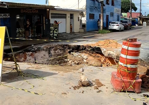 Cratera se abre após rompimento de tubulação em Manaus