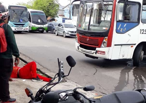Ônibus guincho atropela motociclista em avenida de Manaus; vídeo
