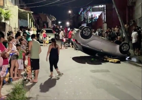 Carro capota e atinge pai e criança, de 6 anos, em grave acidente em Manaus