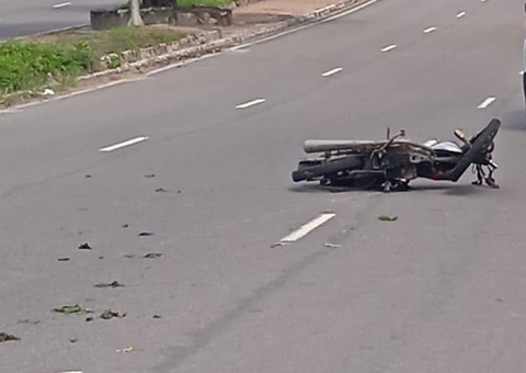 Motoboy fica em estado grave após colidir com carro em avenida de Manaus 
