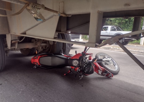 Motocicleta vai parar debaixo de caminhão e mulher tem perna dilacerada em Manaus