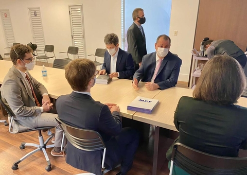 Omar Aziz entrega relatório da CPI da Pandemia ao MP e MPF no Amazonas