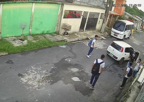 Voltando da escola, alunos são assaltados com arma em Manaus; veja vídeo