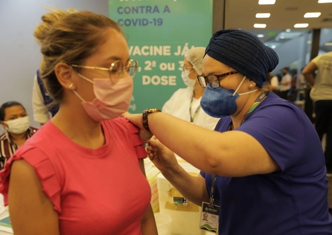 Vacinação contra a covid-19 será retomada amanhã em shoppings de Manaus