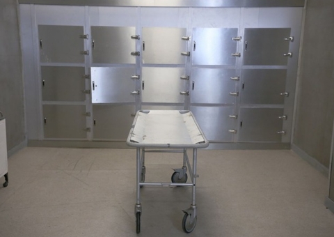 Declarado morto, homem vivo fica 7 horas em gaveta de necrotério