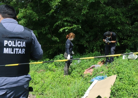 Homem achado morto em mata teve cabeça esmagada por assassinos em Manaus