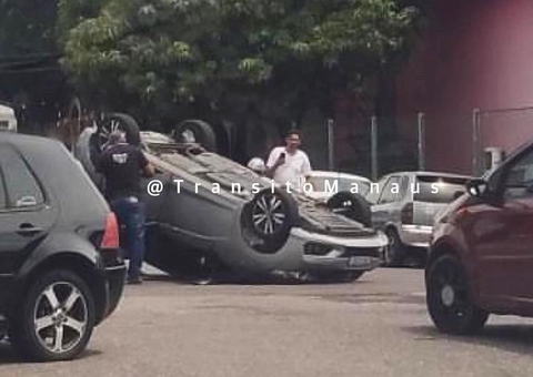 Carro capota e uma pessoa fica ferida em Manaus