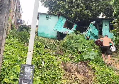Casa desaba durante forte chuva em Manaus