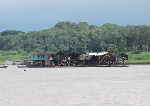 Garimpeiros começam a se dispersar após a presença da polícia no Rio Madeira, no Amazonas