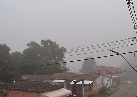 Bairros de Manaus amanhecem encobertos por névoa 