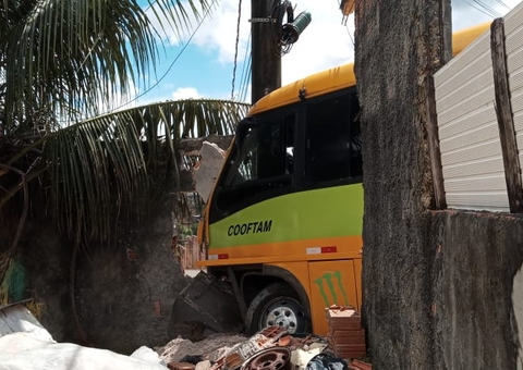 Micro-ônibus perde o controle e invade muro de casa em Manaus 