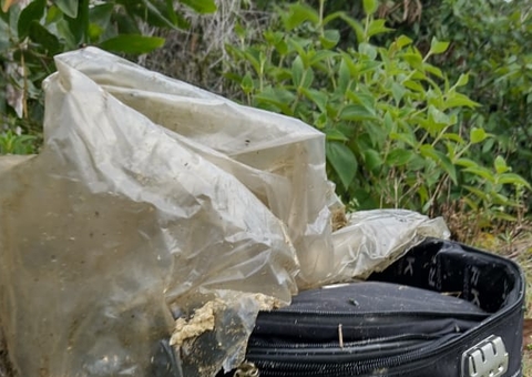 Amarrado, corpo é encontrado dentro de mala em ramal de Manaus