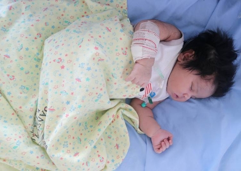 'Superbebê' surpreende ao nascer com 7 quilos; Menina não coube na incubadora