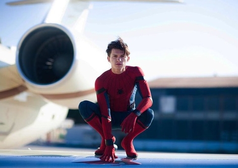 Tom Holland surpreende internautas ao aparecer super sarado em novas fotos