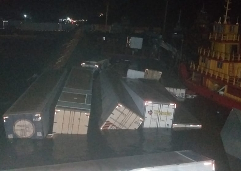 Balsa afunda com contêineres cheios de TVs 4K em Manaus; Ipaam apura acidente