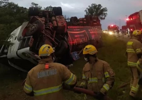 PMs são atacados a pedradas ao tentar impedir saque a caminhão de carne tombado