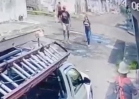 Vídeo: De cara limpa, novinhos assaltam funcionários da Amazonas Energia em Manaus