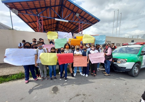 Estudantes fazem protesto para denunciar professor por assédio em Manaus: 'Pedia nudes'