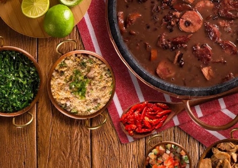 Feijoada beneficente arrecada recursos para tratamento de jovem com câncer em Manaus