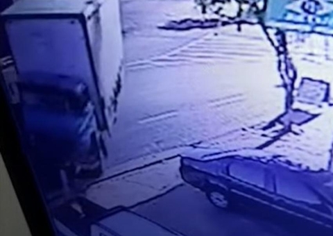 Idoso salva criança de ser esmagada por caminhão; Vídeo