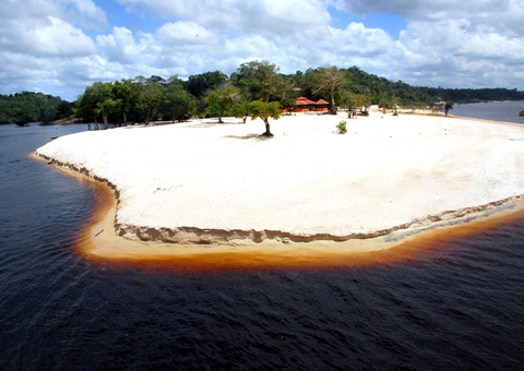 Conheça cinco praias de água doce para curtir o verão no Amazonas